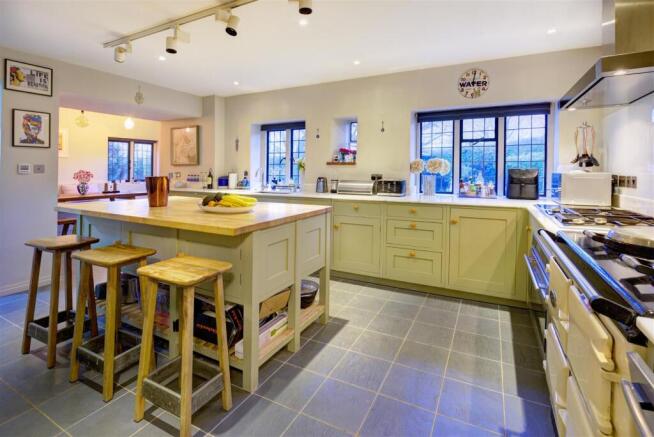 D307 19 wildwood rd kit1.jpg