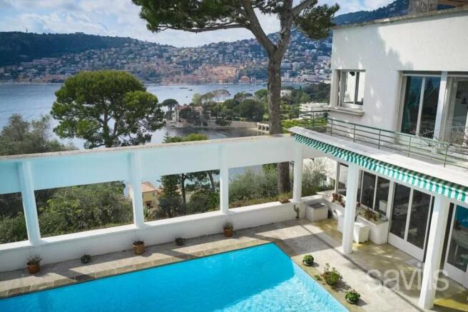 Villa with swimming pool
