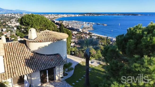 Villa with sea views for sale near Cannes