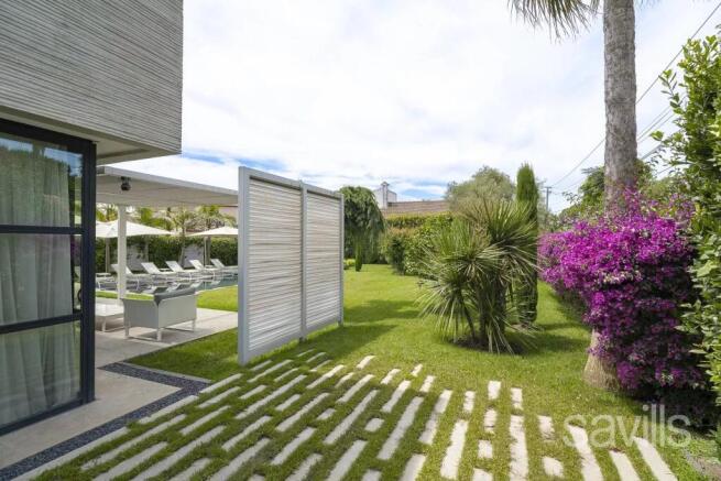 modern villa French Riviera, ideally located for t