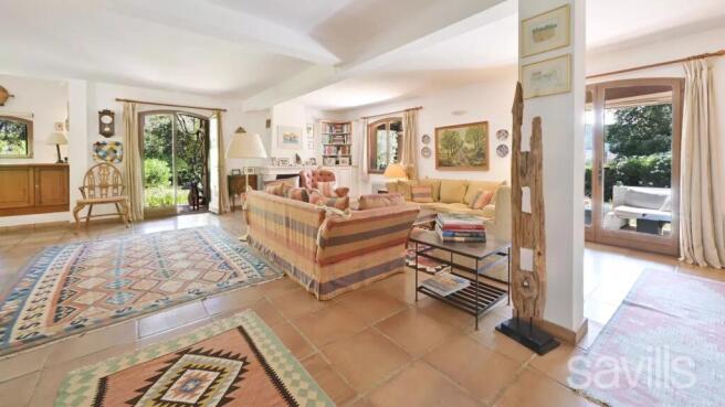 Traditional Provençal villa with uninterrupted vi