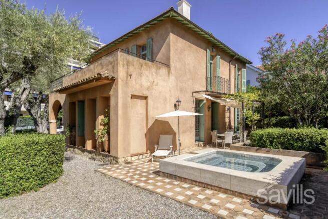 For sale, villa with pool near the beaches