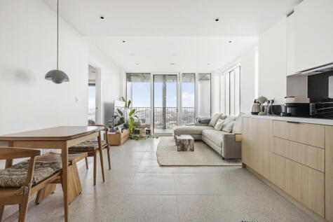 Bouchon Point, London, E1