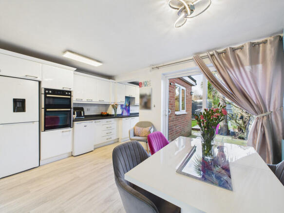 Dining Area to ki...