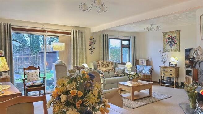 Living Room 1 (2).jpg