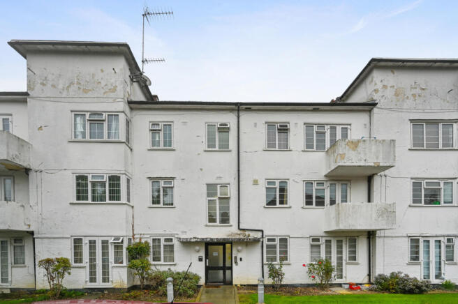 2 bed flat for sale Beech Lawns, London N12