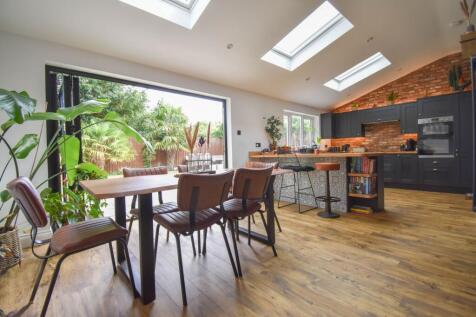 Clovelly Way, Bedford, MK40