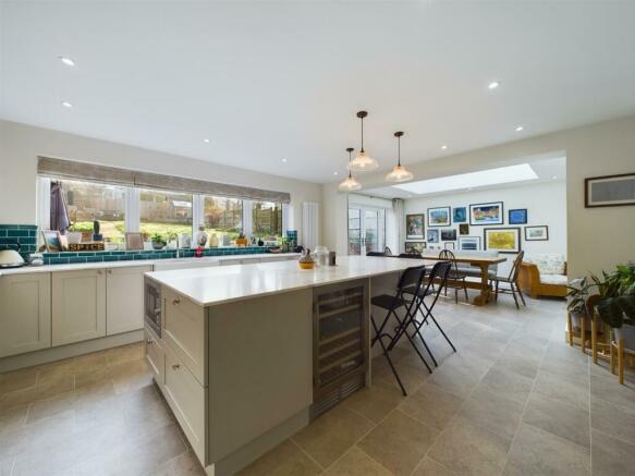 Stunning Open Plan L-Shaped Living Kitchen