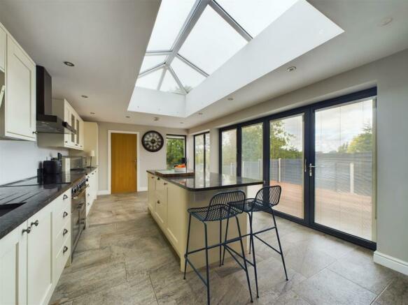 Superb Open Plan Dining Kitchen