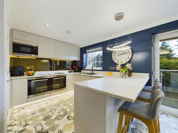 Fabulous Open Plan U-Shaped Living Space