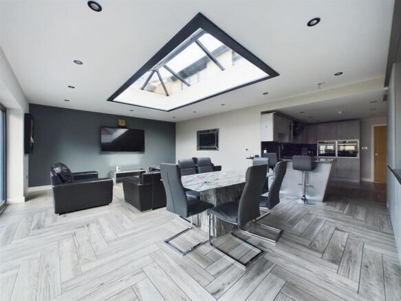 Lounge/Dining Room
