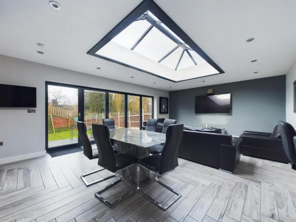 Lounge/Dining Room