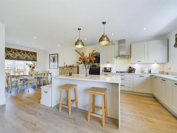 Stunning Open Plan L-Shaped Living Kitchen/Dining