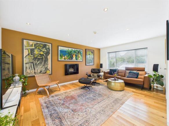 Spacious L-Shaped Lounge/Dining Room