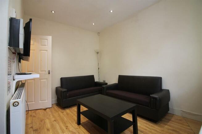 7AT- Living Room.JPG