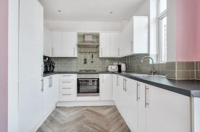 1404788-4-697b732...