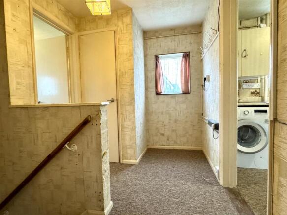 1st FLOOR LANDING: