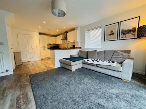 OPEN PLAN KITCHEN/LOUNGE/DINER: