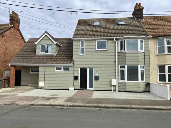 2 Bedroom Ground Floor Flat For Sale