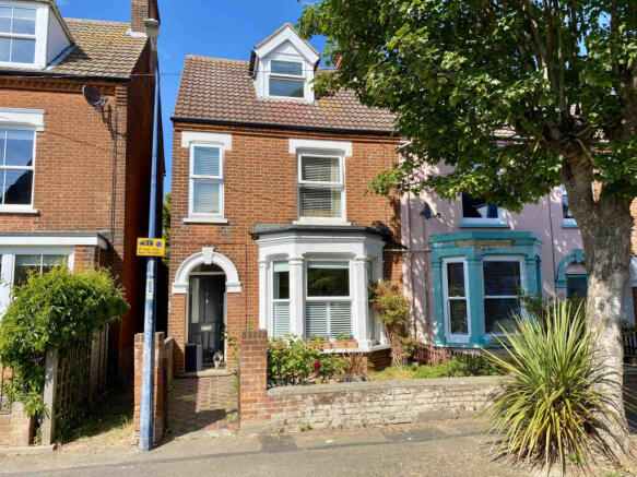 4 Bedroom End Terrace House For Sale