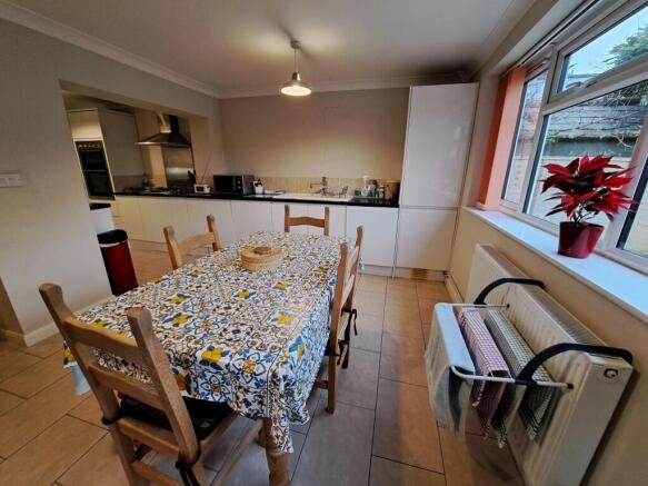 KITCHEN / DINER