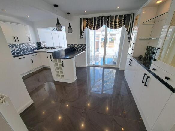 KITCHEN/B'FAST ROOM