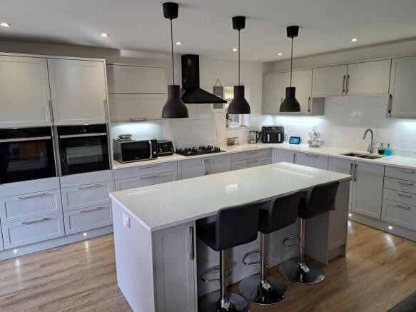 FITTED KITCHEN