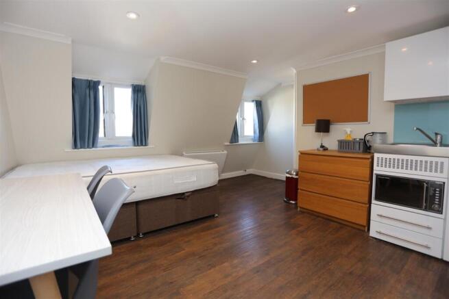 Room 169, 16-18 Regency Sq  (4).JPG