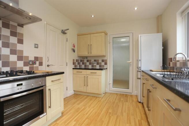 15 Standean Close Kitchen (2).JPG