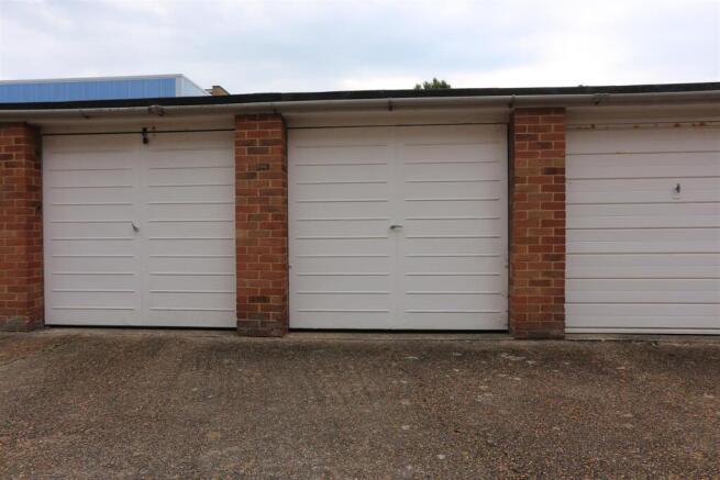 5 Glynde Hse GARAGE (1).JPG