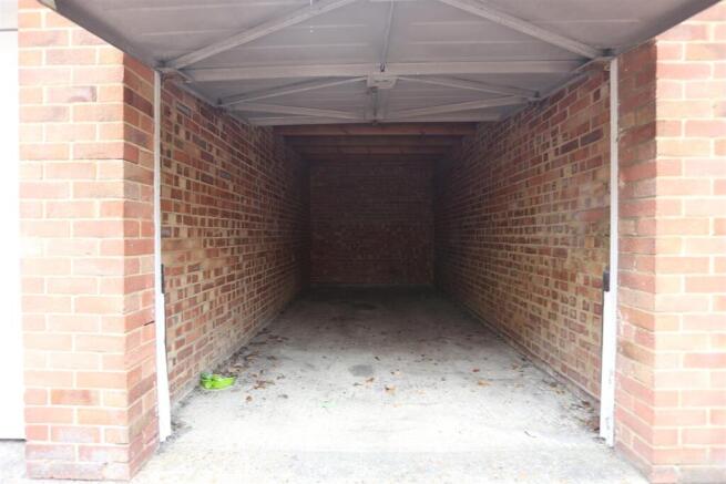 5 Glynde Hse GARAGE (3).JPG