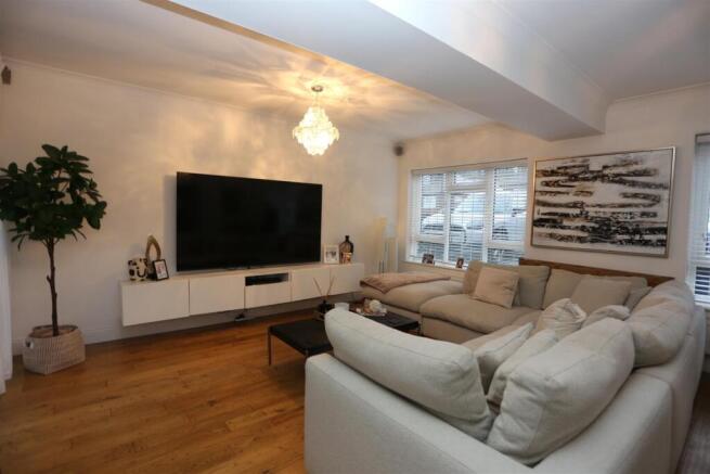 16 COURT CLOSE NEW NEW (10).JPG