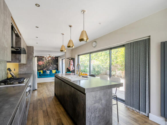 1340793-11-689cad...