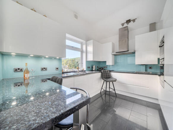 1382875-7-691ef53...