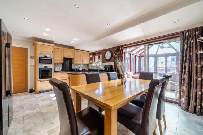 KITCHEN DINER
