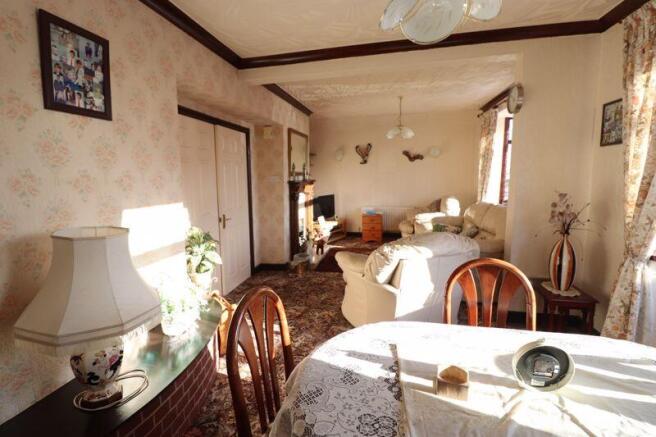 THROUGH LOUNGE/DINER