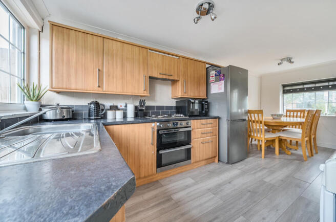 1372039-4-68fa3e8...