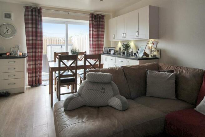LOUNGE / DINING ROOM
