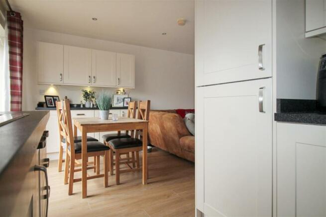 LOUNGE / DINING ROOM