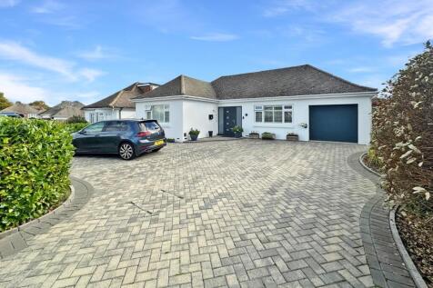 Ridgefield Gardens, Highcliffe, Dorset. BH23 4QG