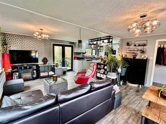 Lounge / Dining Area