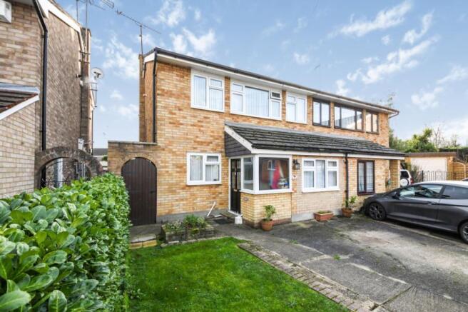 3 Bedroom Semi Detached House For Sale In Grove Close Rayleigh Essex