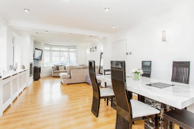 Lounge/Dining Area