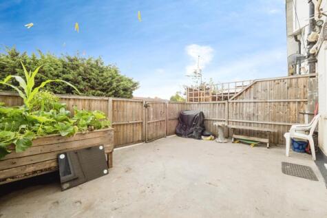 Tadworth Parade, Hornchurch, RM12