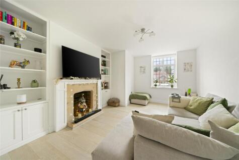 Queens Close, Lammas Lane, Esher, Surrey, KT10