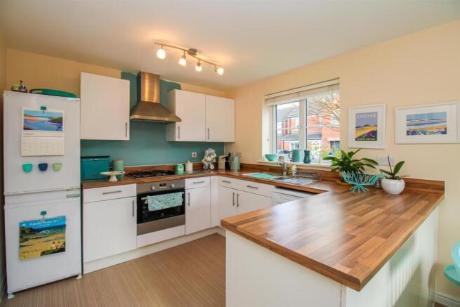 KITCHEN/DINING ROOM