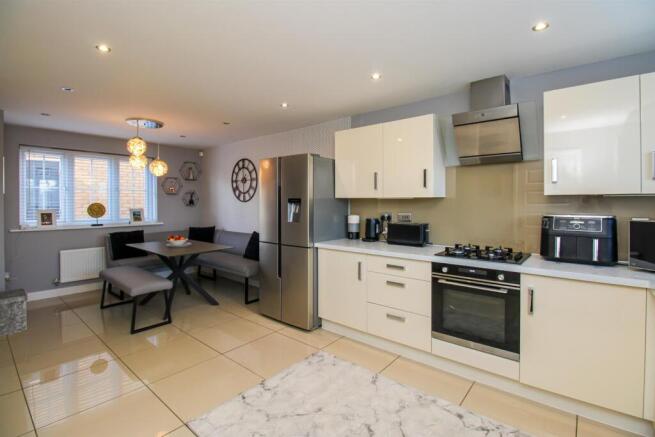 KITCHEN/DINING ROOM