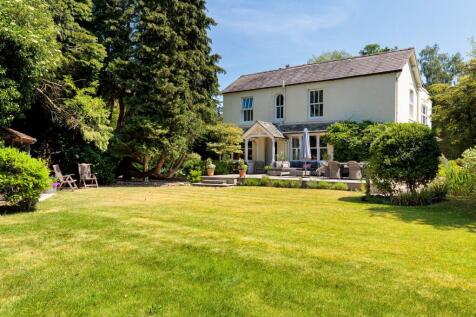 3,500 square feet Kelsall home on a large private plot