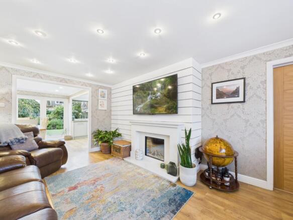 CAM02386G0-PR0159-STILL008