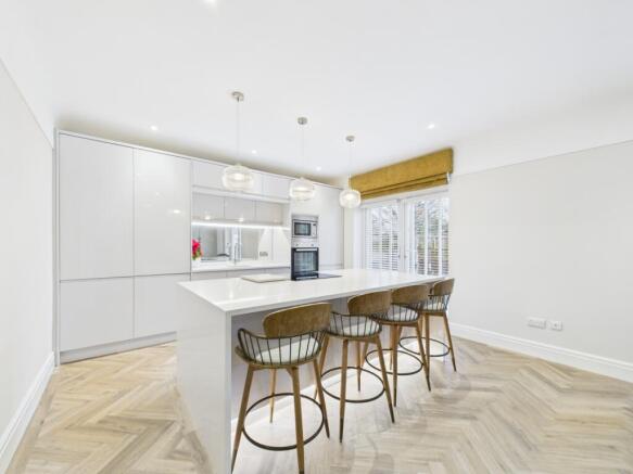 CAM02386G0-PR0165-STILL003